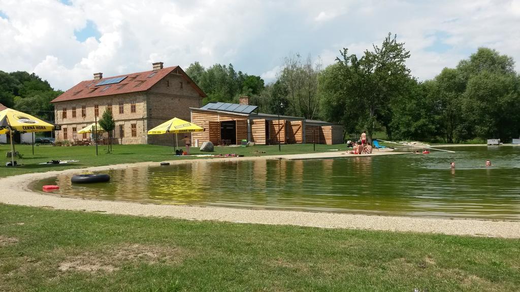 Rekreacni Areal Dvur Honetice Hotel Buitenkant foto