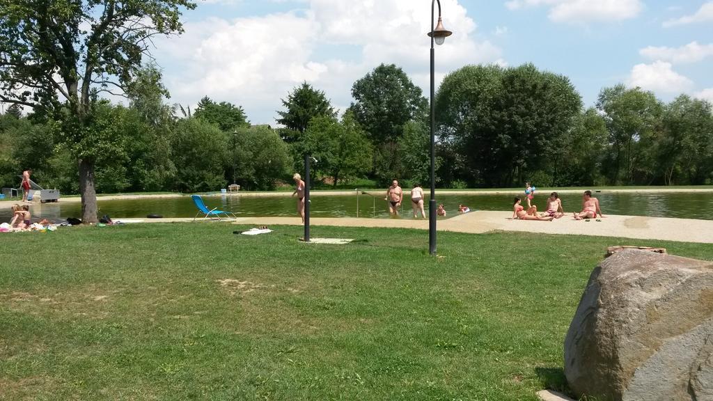 Rekreacni Areal Dvur Honetice Hotel Buitenkant foto